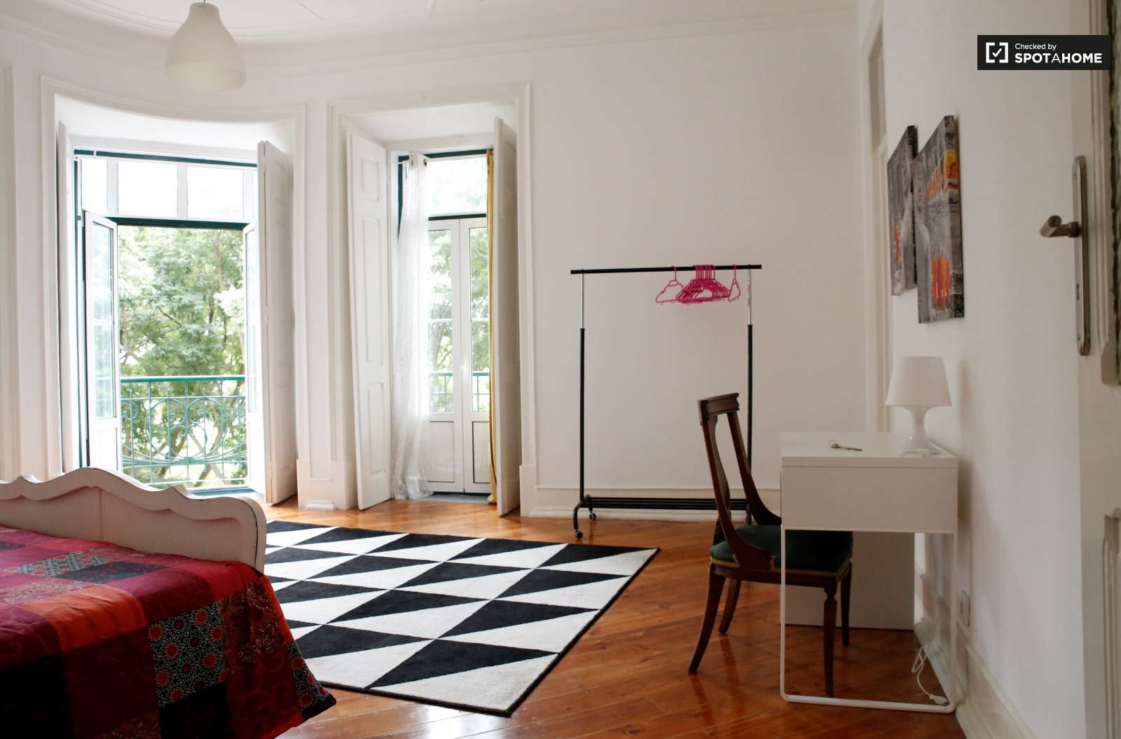 Double bed in Charming rooms for rent in modern 4-bedroom apartment in Alcântara