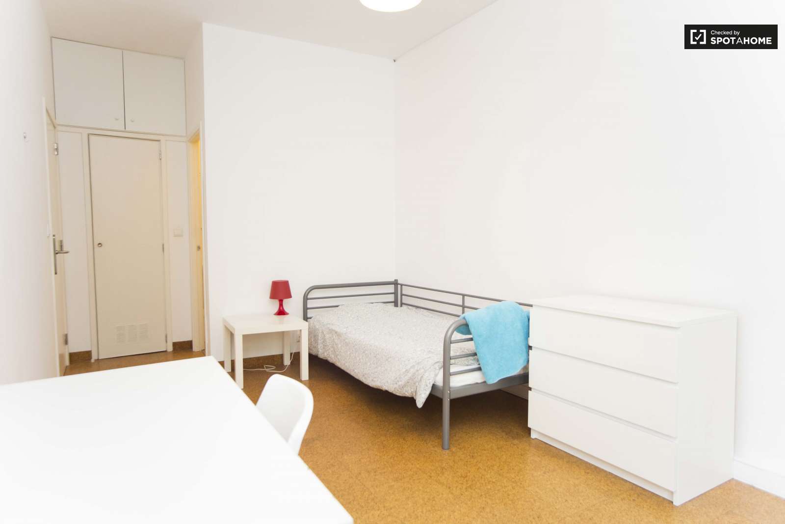 Single Bed in Furnished rooms for rent in super cool shared students residence in Avenidas Nova