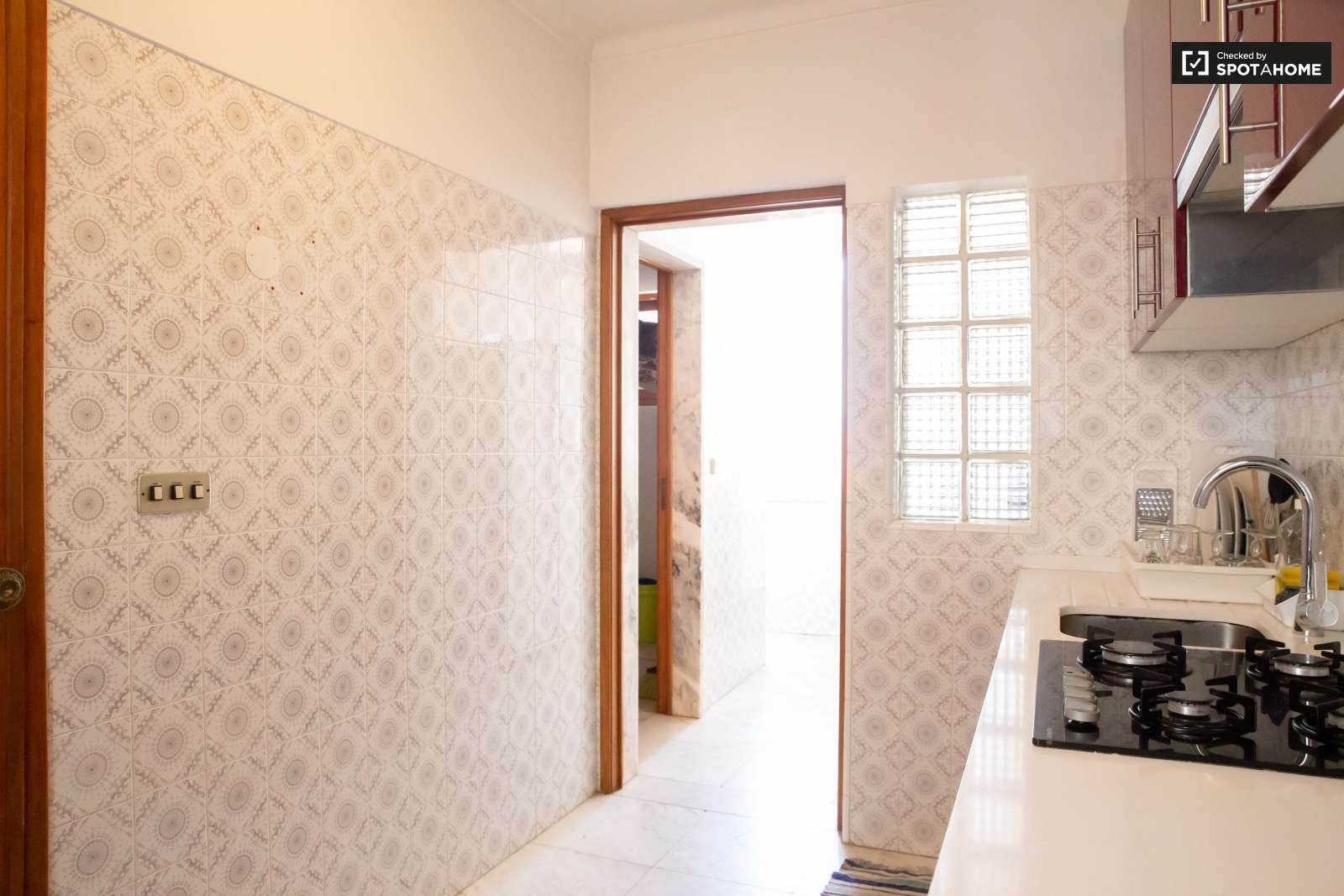 Double bed in Rooms for rent in charming 5-bedroom house in Estoril