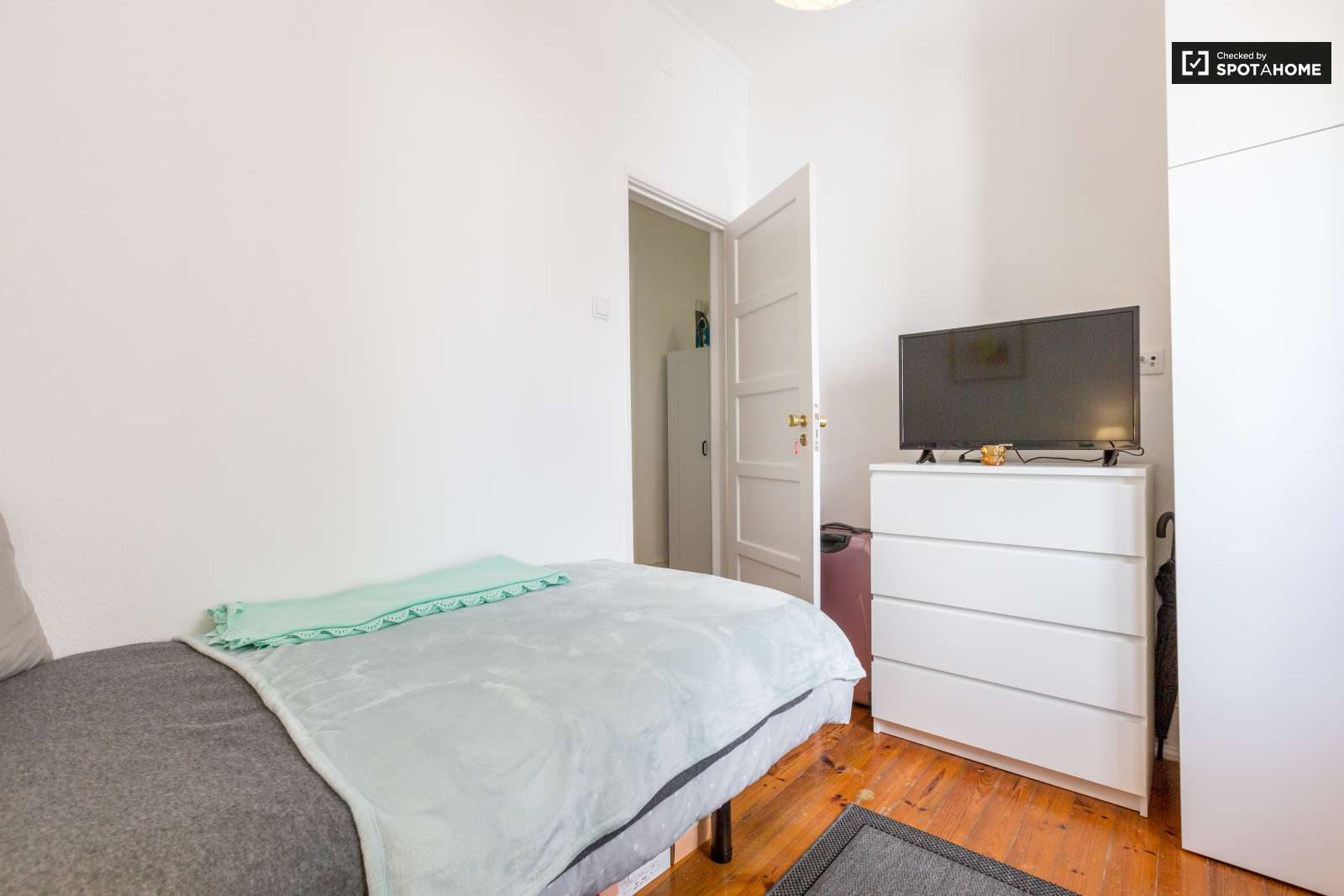 Double bed in Rooms for rent in beautiful 6-bedroom apartment near Roma-Areeiro train station