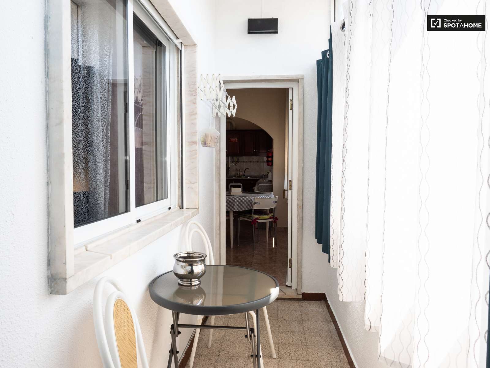 Single Bed in Rooms for rent in spacious 4-bedroom apartment in Corroios