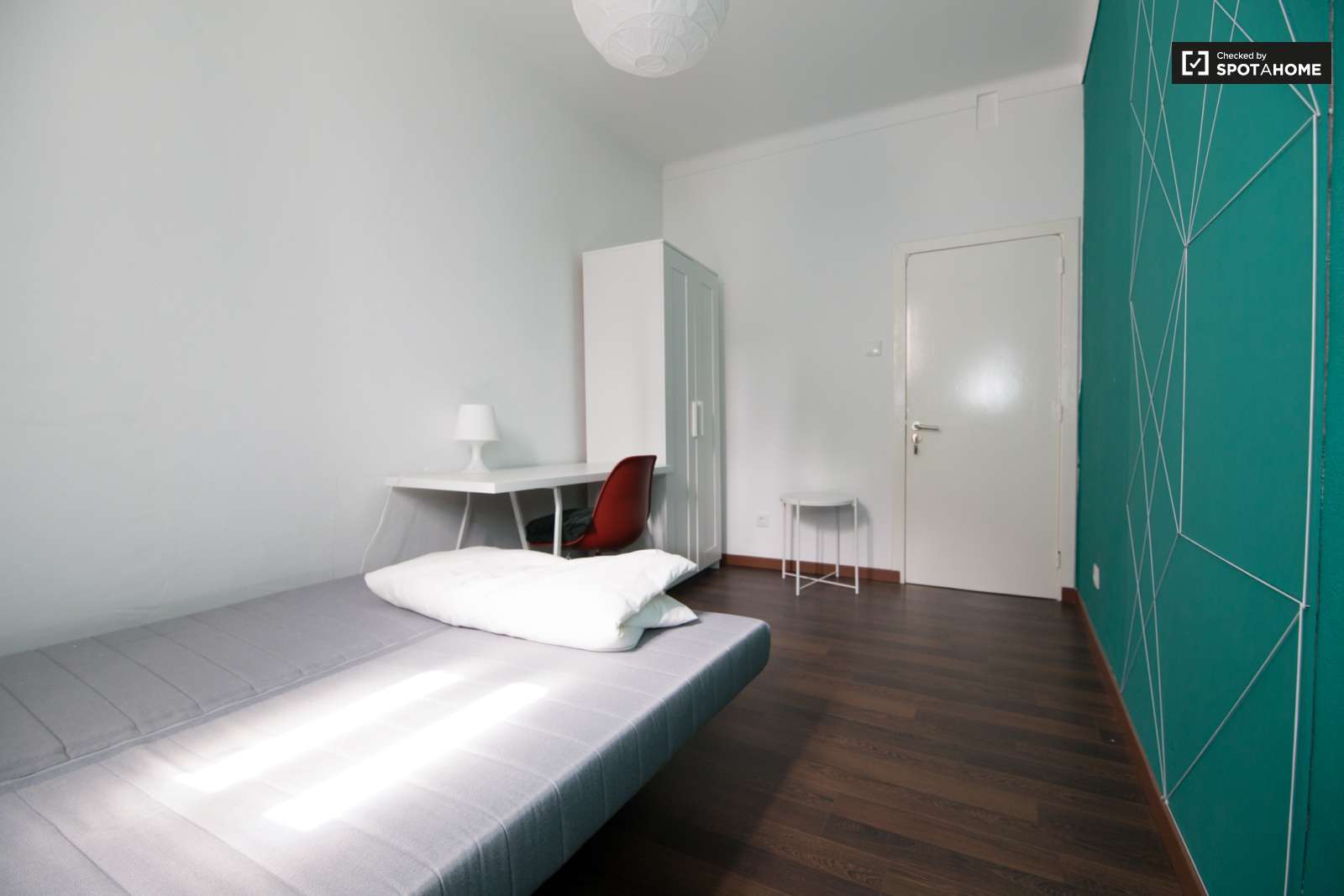 Single Bed in Rooms for rent in 6-bedroom apartment in Alcântara