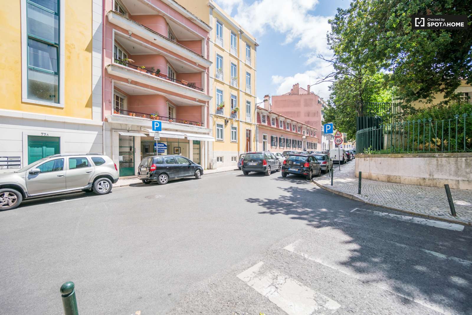 Double bed in Cozy rooms for rent in flatshare in Campo de Ourique