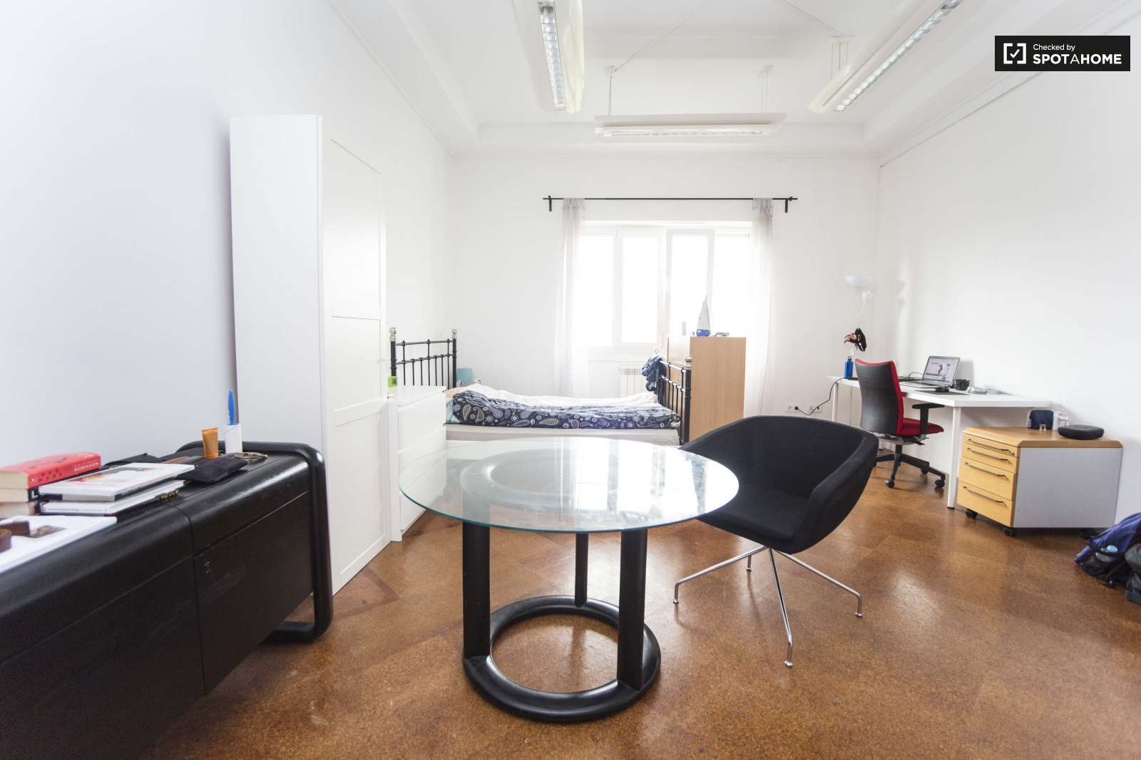 Double bed in Furnished rooms for rent in spacious 9-bedroom apartment in Arroios