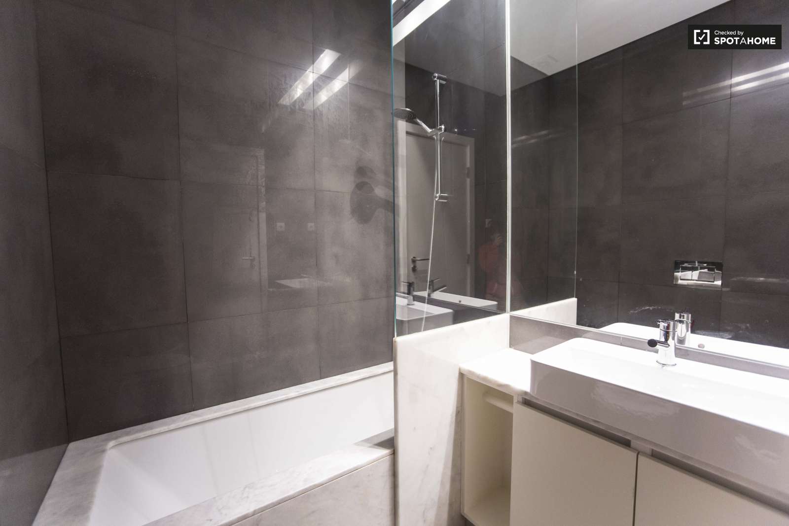 Chic 3-bedroom apartment for rent close to Feira da Ladra in Penha de França