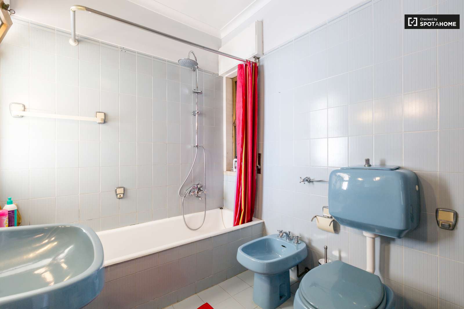 Single Bed in Room for rent in bright 2-bedroom apartment in São Jõao