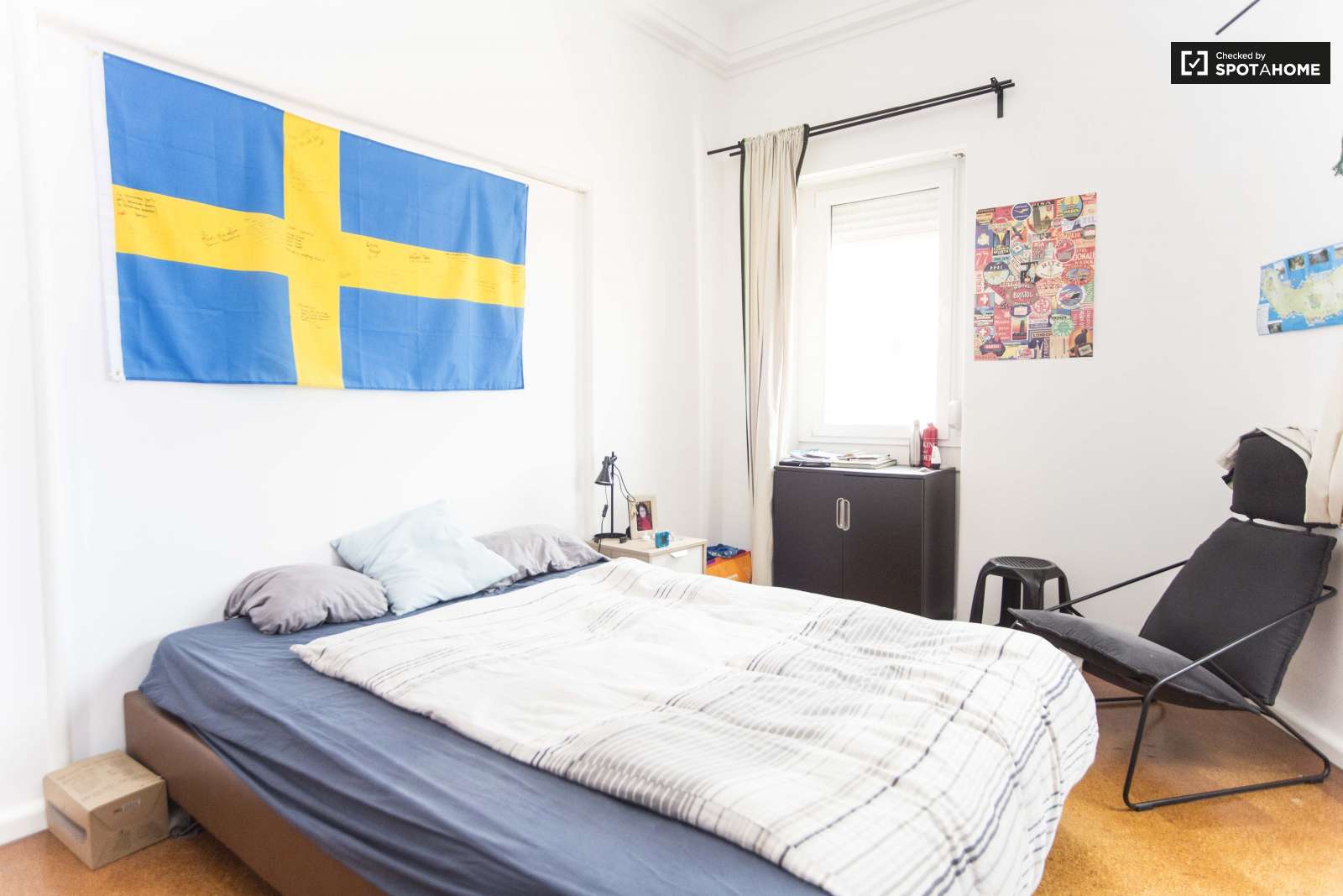 Double bed in Furnished rooms for rent in spacious 10-bedroom apartment in Arroios