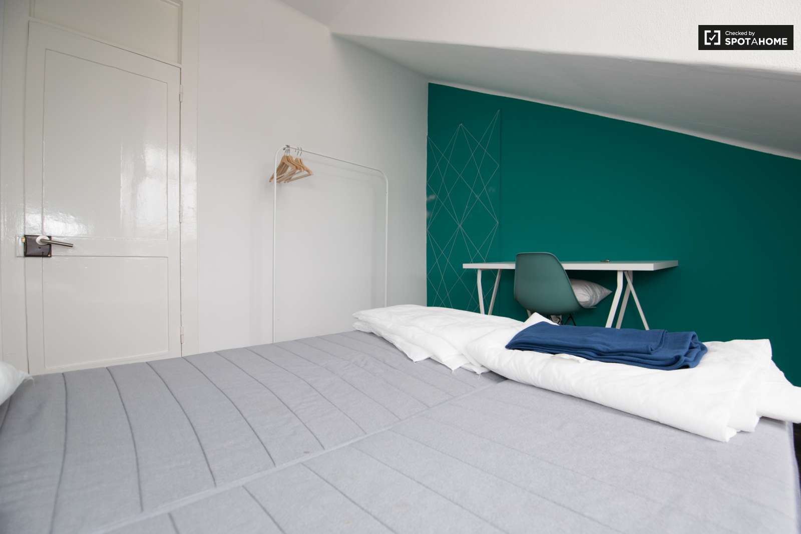 Single Bed in Rooms for rent in 6-bedroom apartment in Alcântara