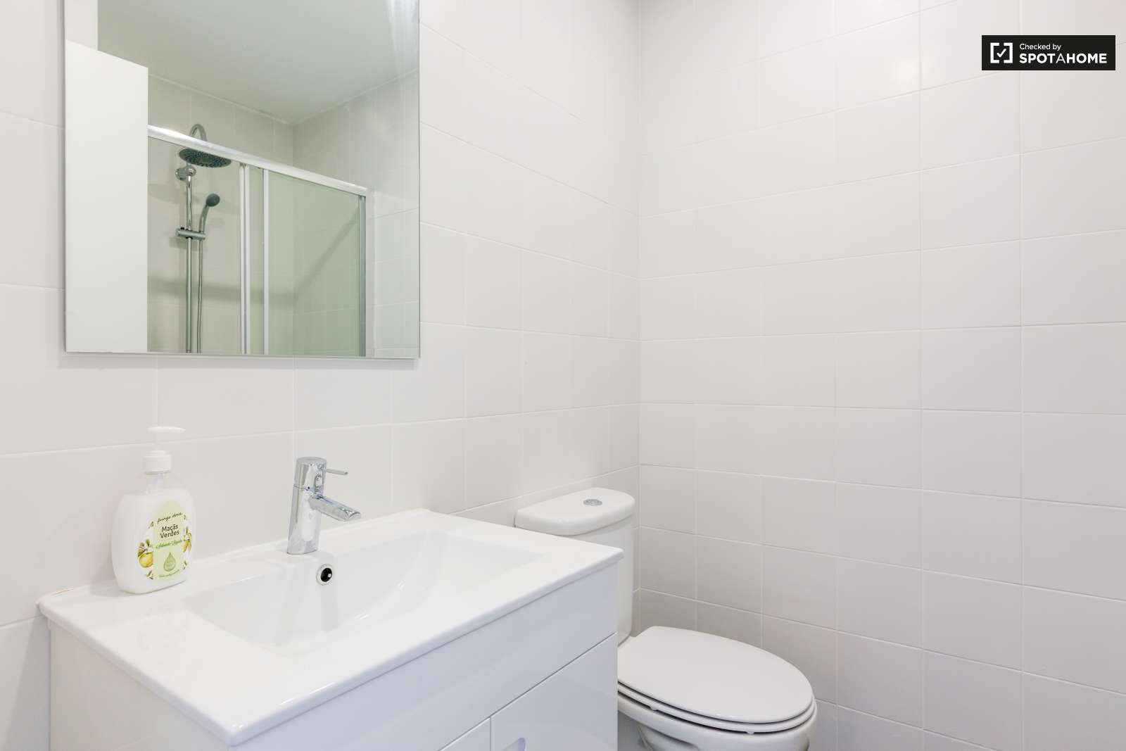 Quarto com casa banho privada para 2 pessoas. A 20 minutos da baixa da cidade.