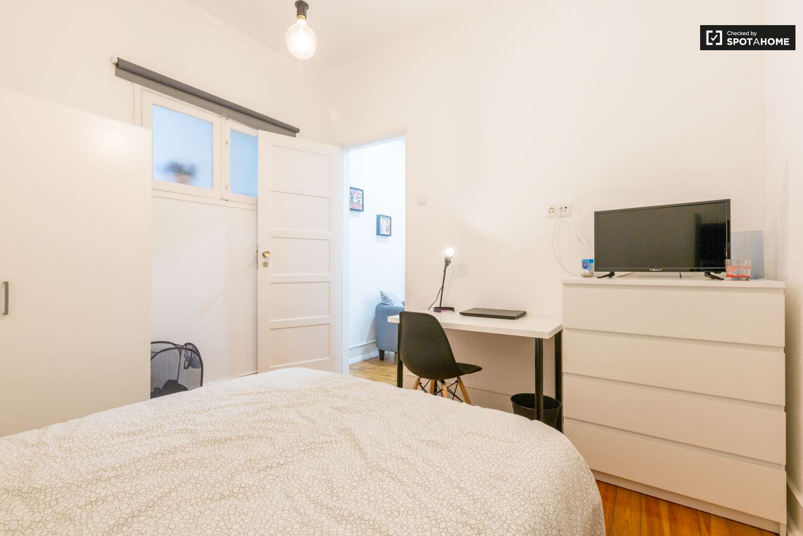 Double bed in Rooms for rent in beautiful 6-bedroom apartment near Roma-Areeiro train station