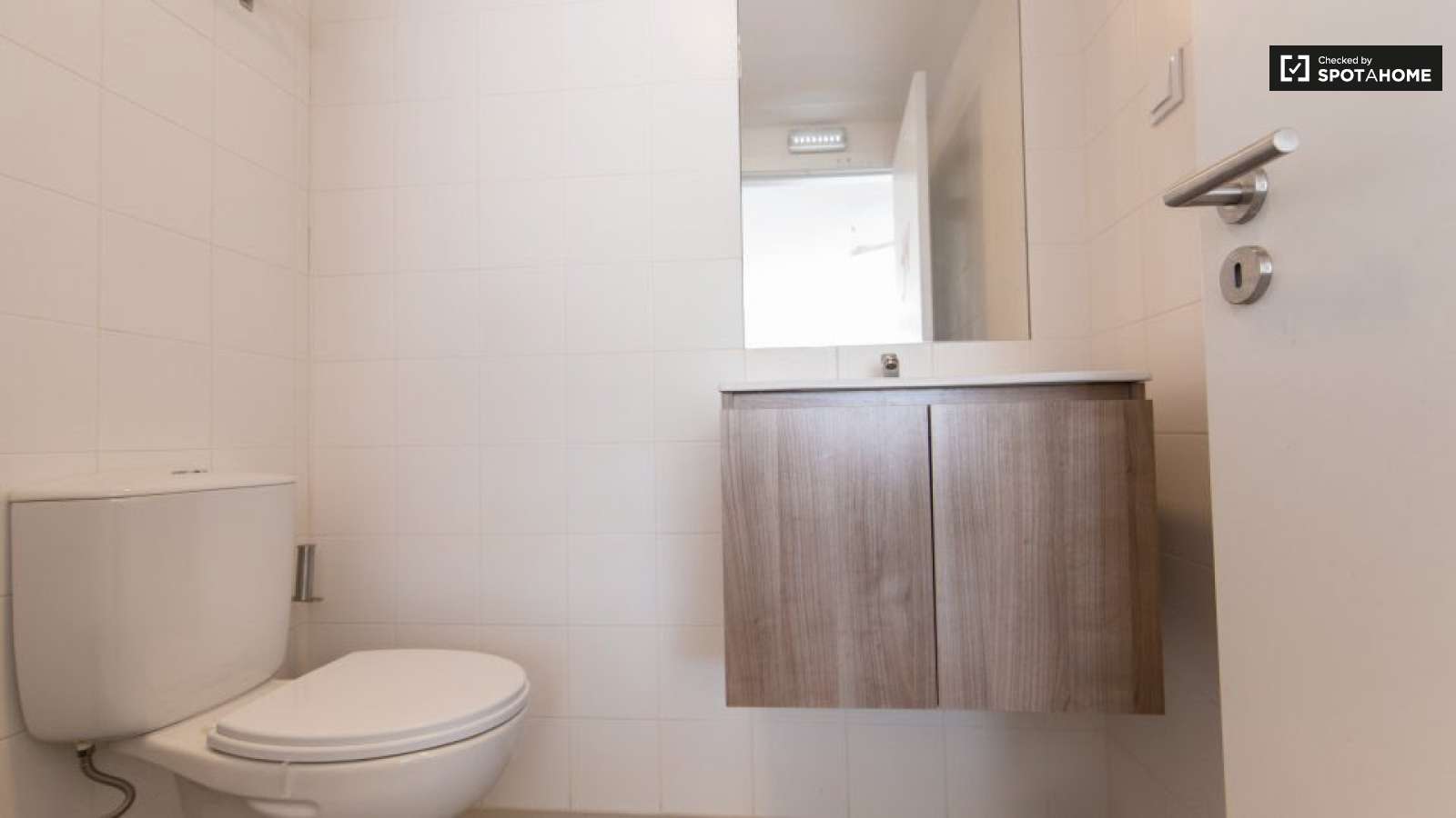 Double bed in Rooms for rent in 5-bedroom apartment near National Library of Portugal in Alvalade