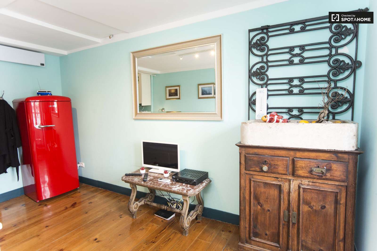 Bright studio apartment for rent close to Carmo Convent in Arroios