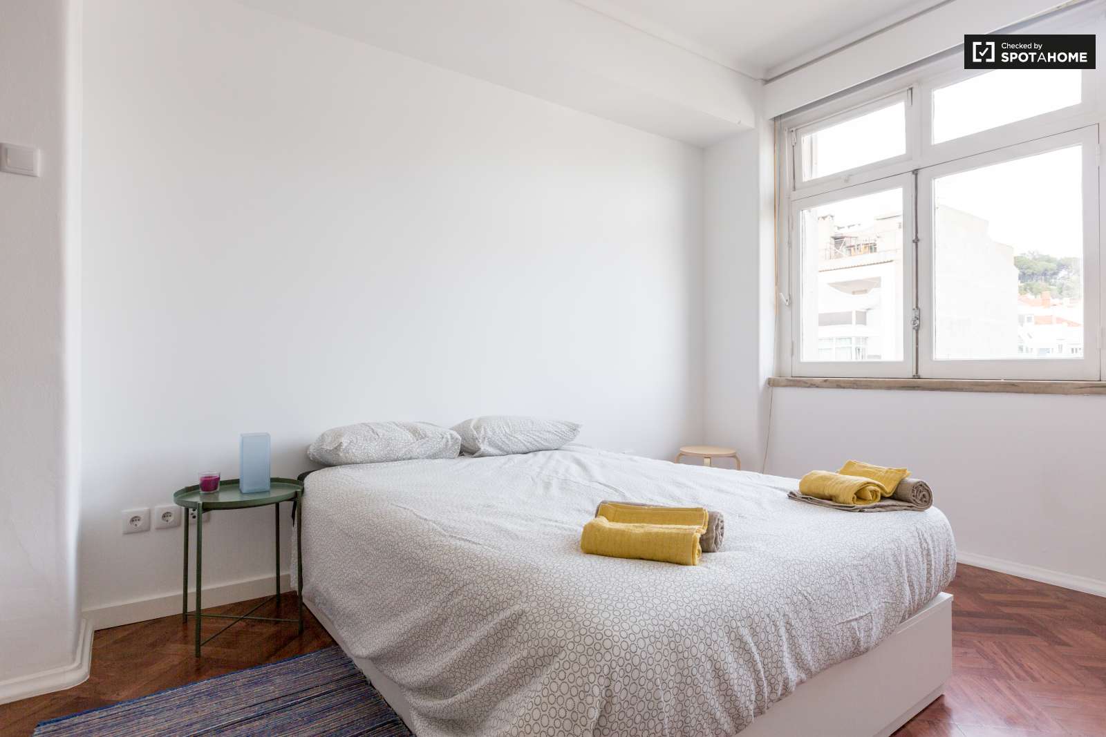 Quarto com casa banho privada para 2 pessoas. A 20 minutos da baixa da cidade.