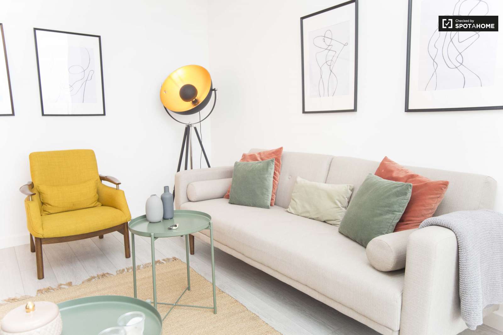 Chic 3-bedroom apartment for rent close to Feira da Ladra in Penha de França