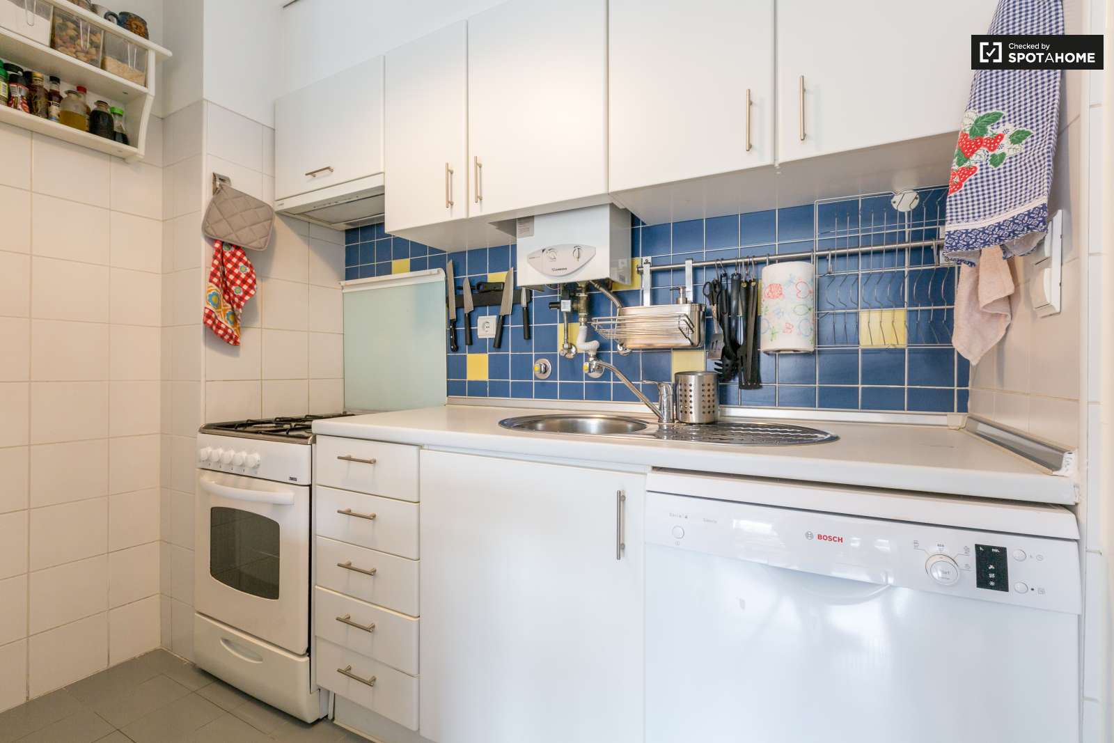 Delightful 1-bedroom apartment with parking garage for rent in Graça e São Vicente