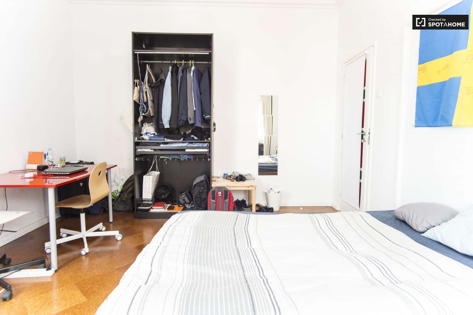 Double bed in Furnished rooms for rent in spacious 10-bedroom apartment in Arroios