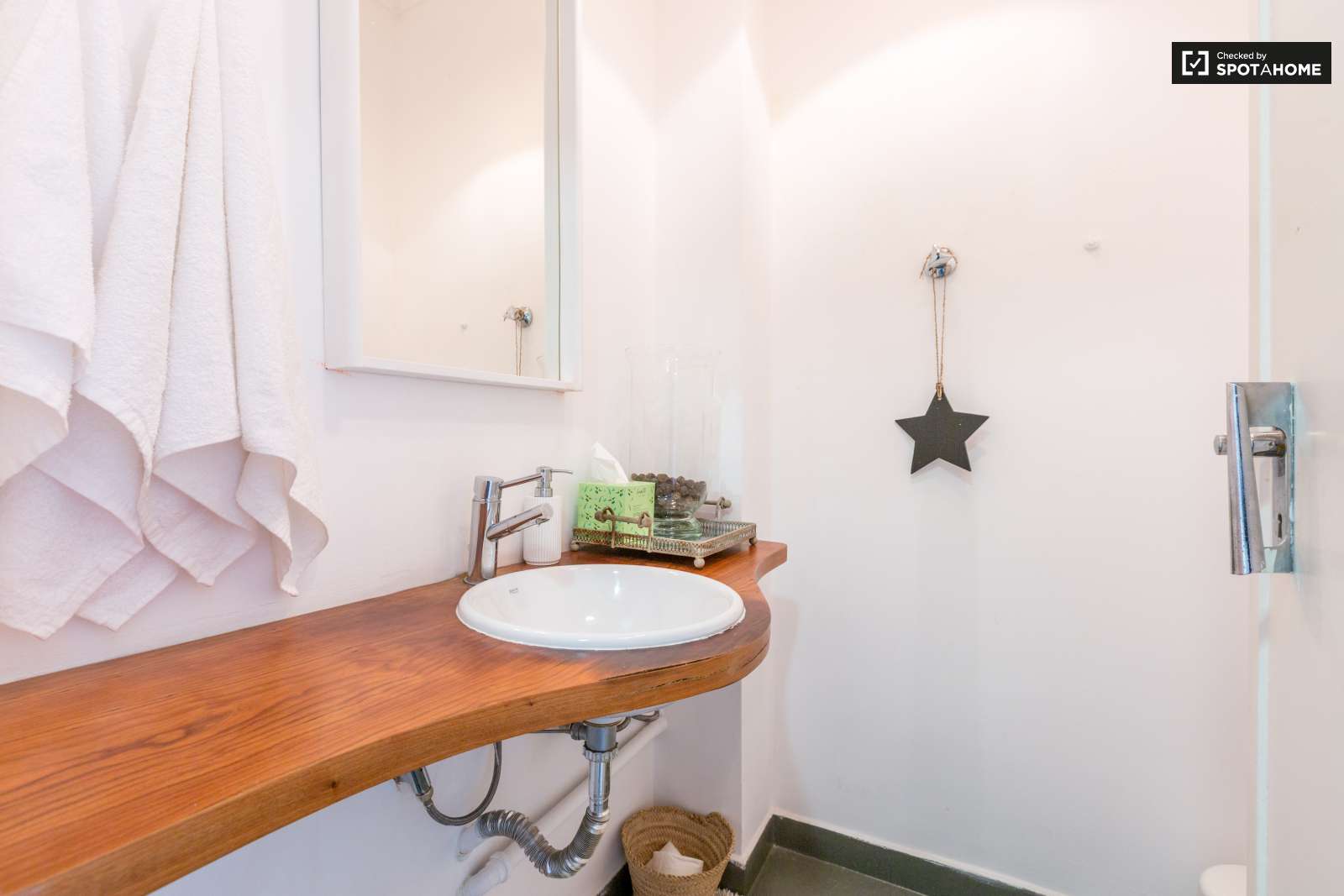 Beauty and Sunny Apartment For Rent In Lisbon