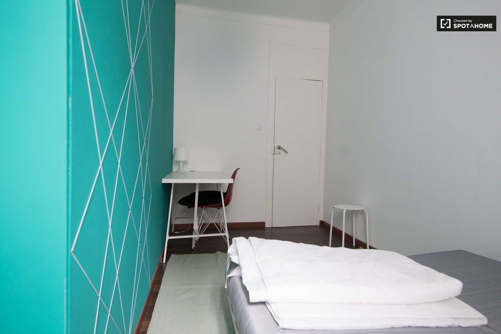 Single Bed in Rooms for rent in 6-bedroom apartment in Alcântara