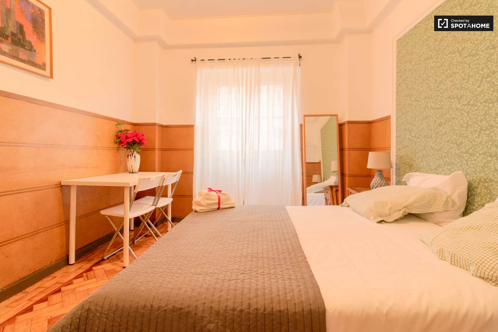 Double bed in Rooms for rent in spacious 5-bedroom apartment in Arroios