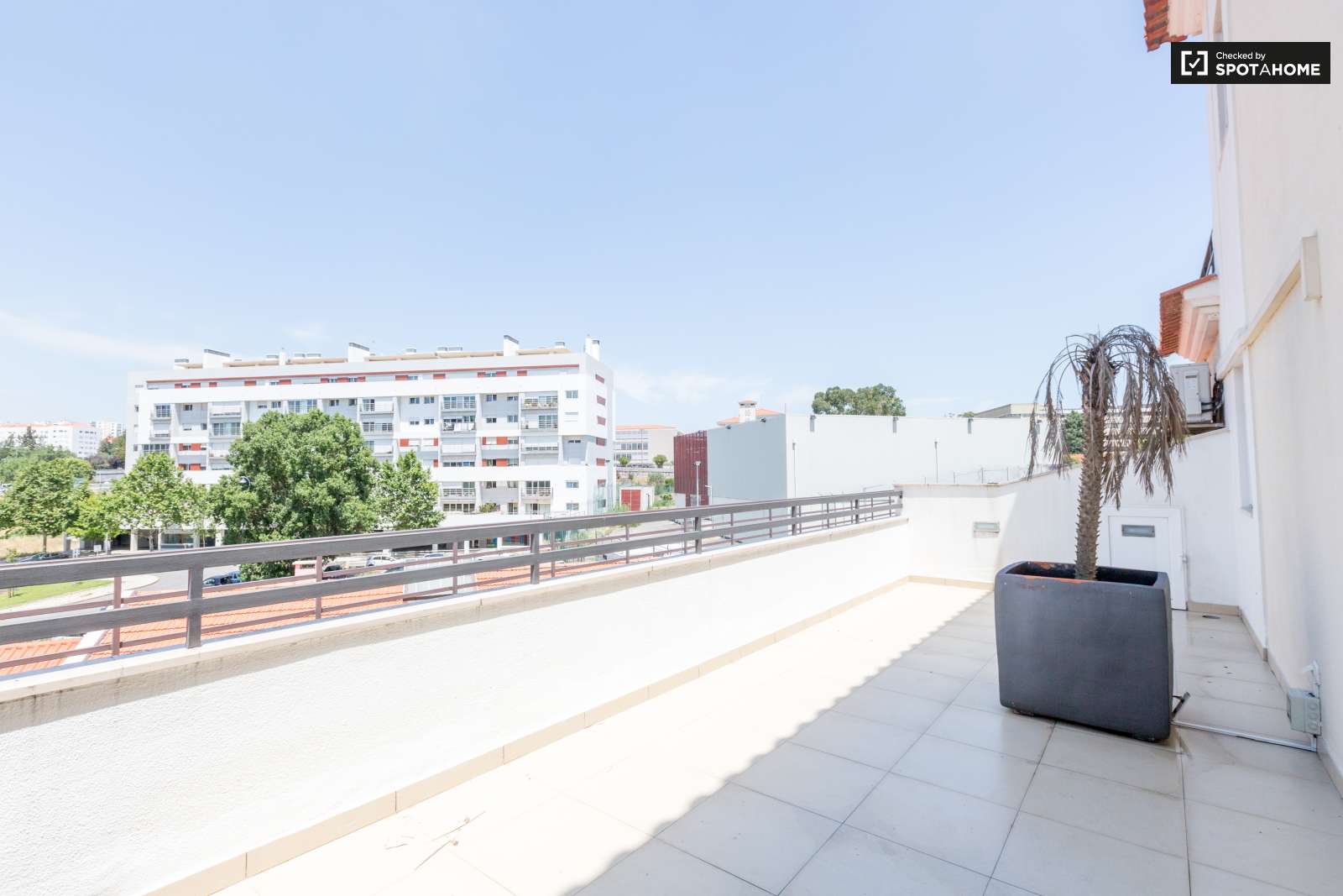 2-bedroom apartment with balcony for rent in São Domingos de Benfica