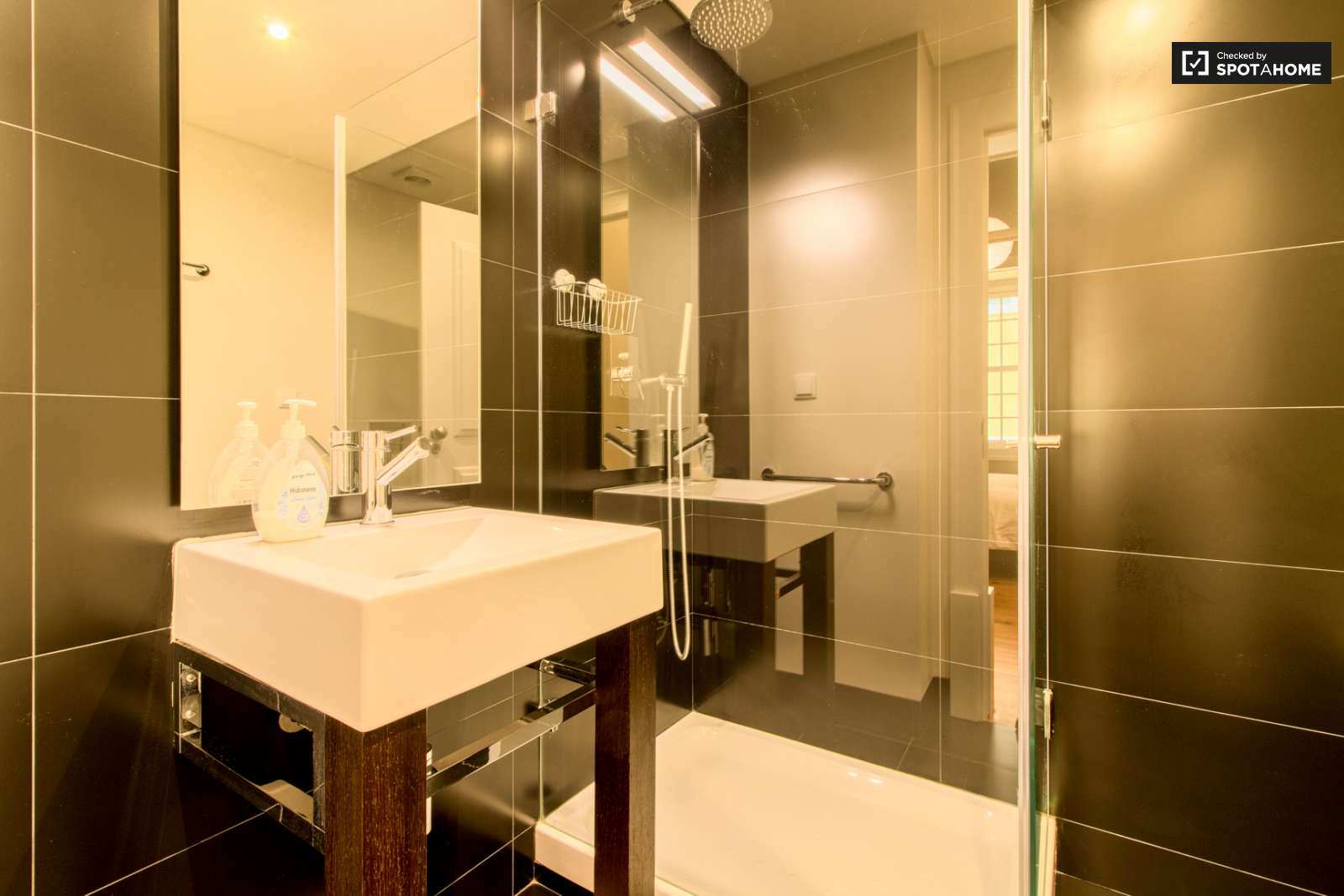 Sleek 2-bedroom apartment with balconies and AC for rent in Cais do Sodré