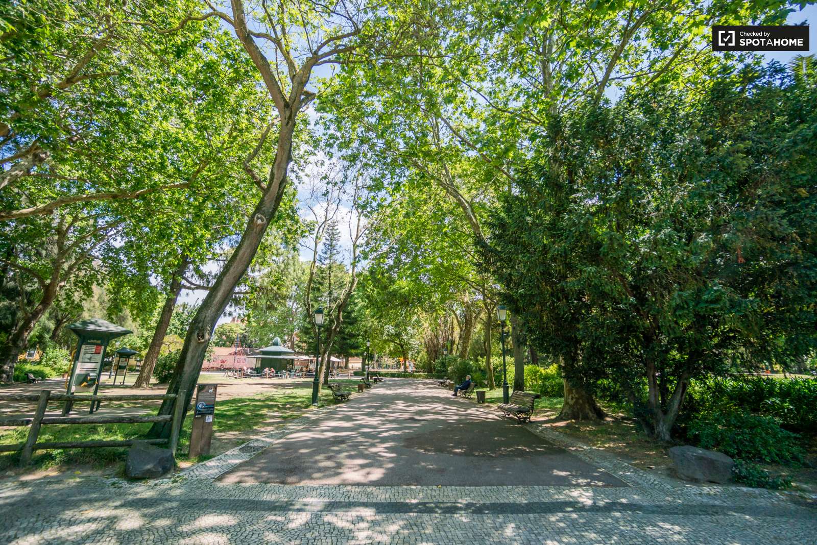 Double bed in Cozy rooms for rent in flatshare in Campo de Ourique