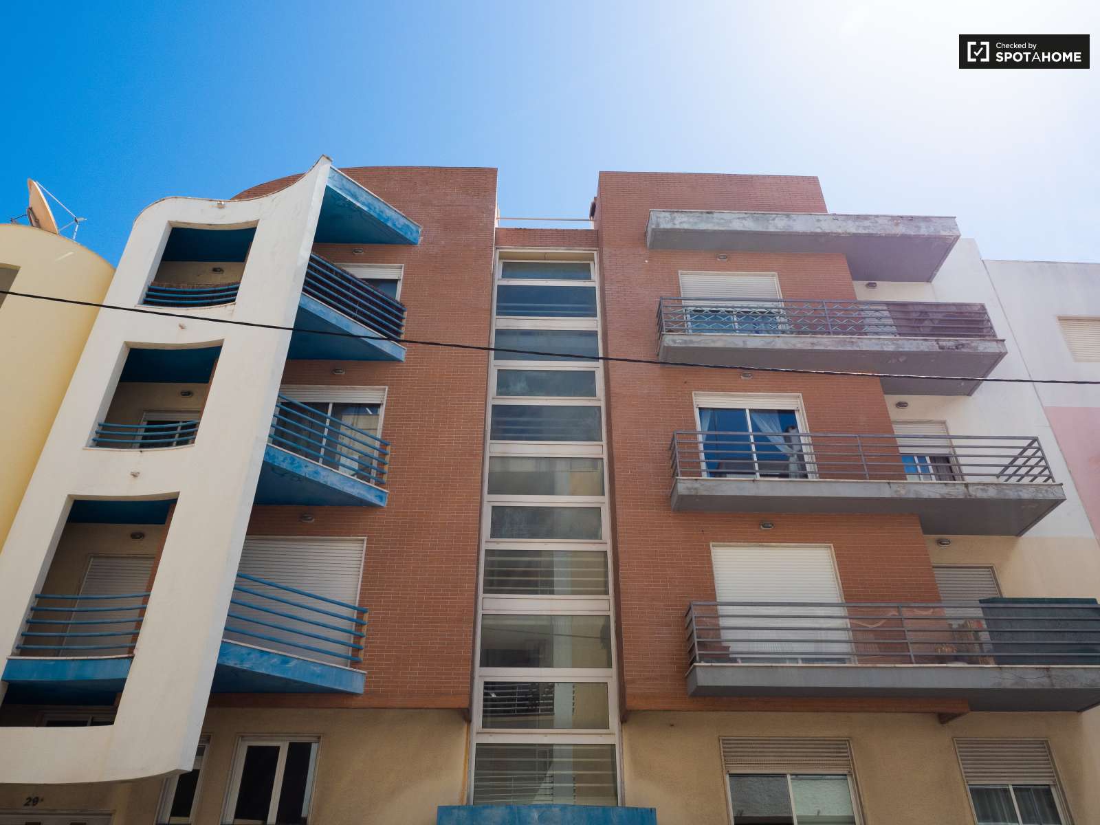 Single Bed in Sunny rooms for rent in flatshare near beach in Costa da Caparica