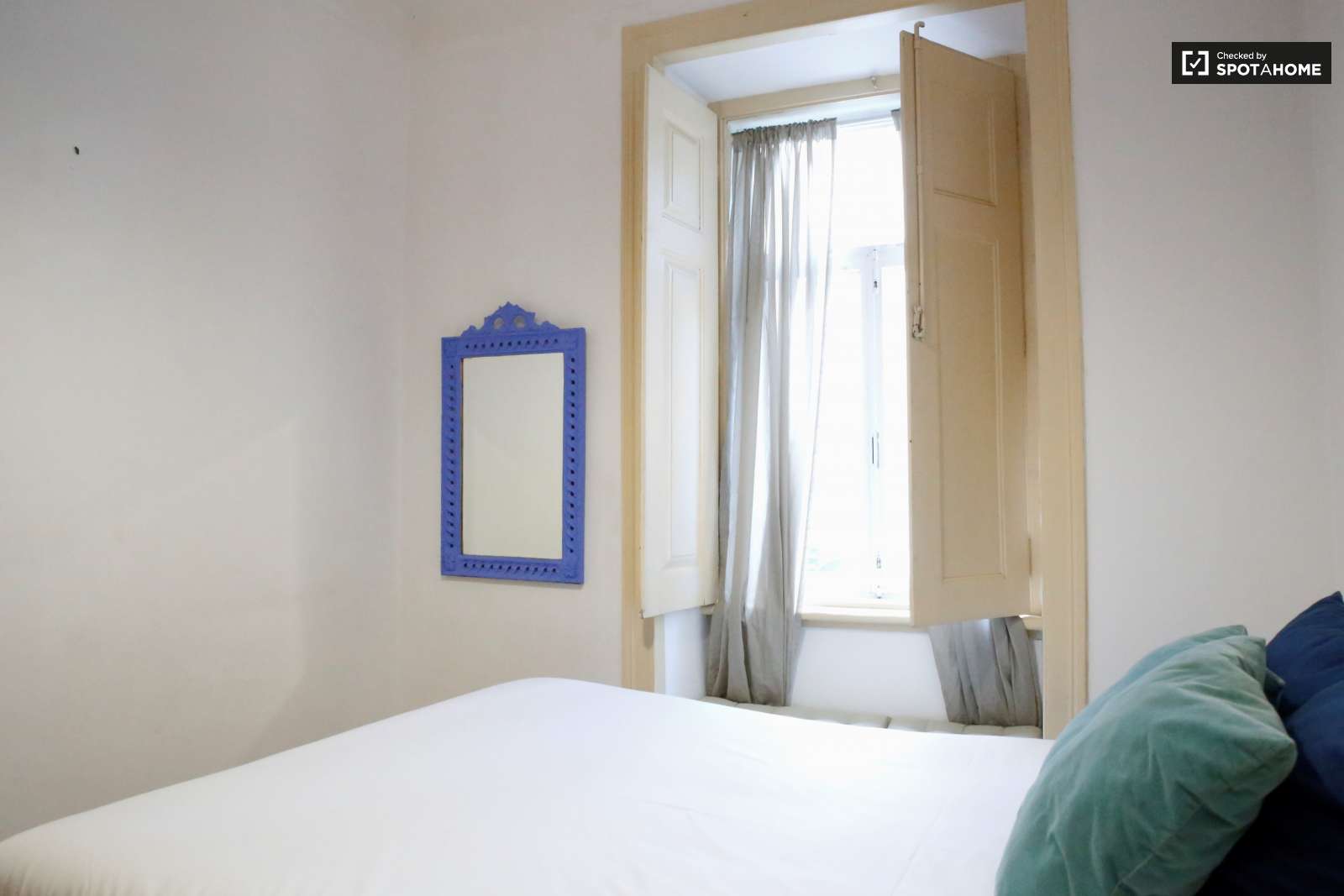 Excellent 3-bedroom apartment for rent near Feira da Ladra in Graça