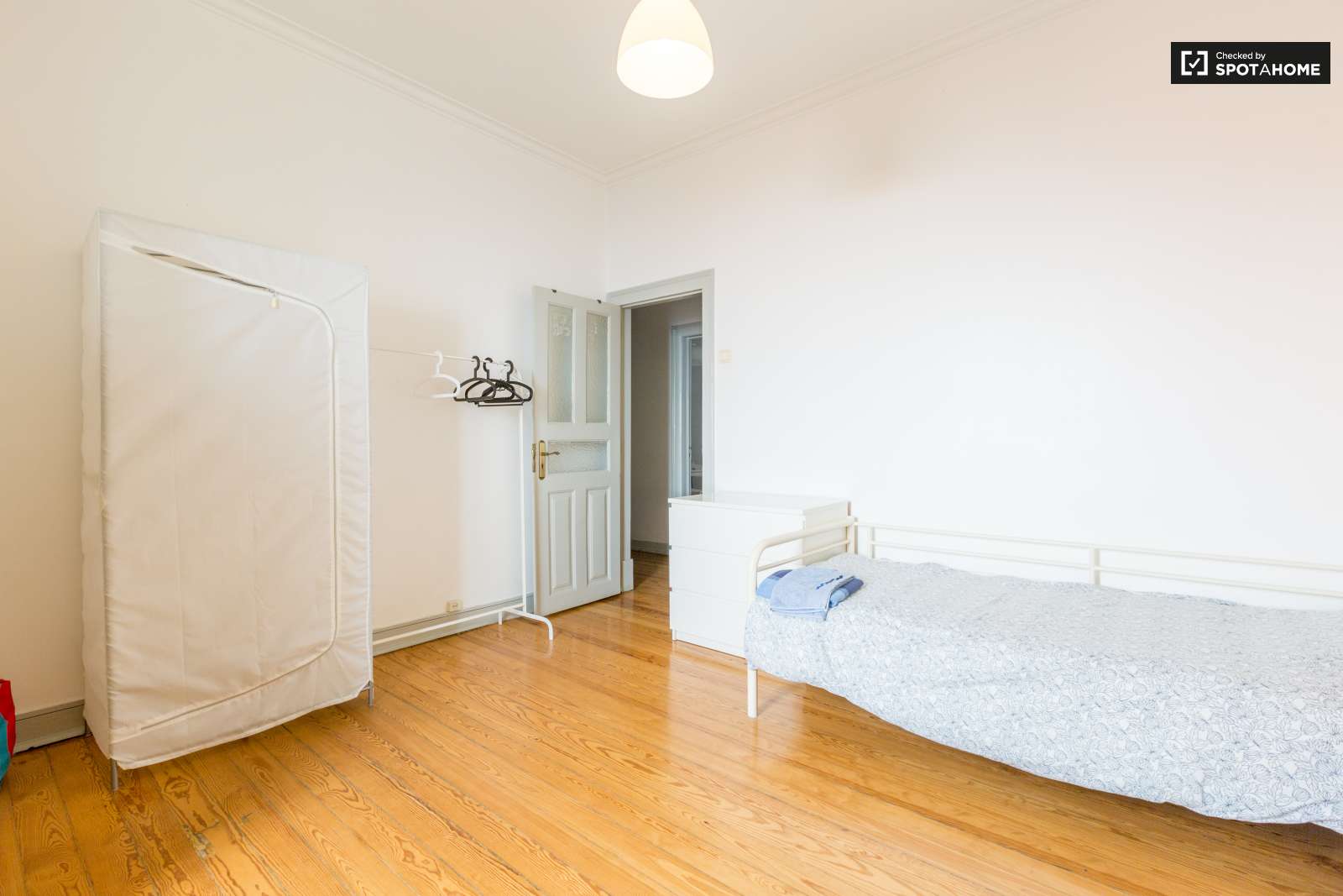 Quarto Centro Lisboa, em apartamento mobilado c/ garagem