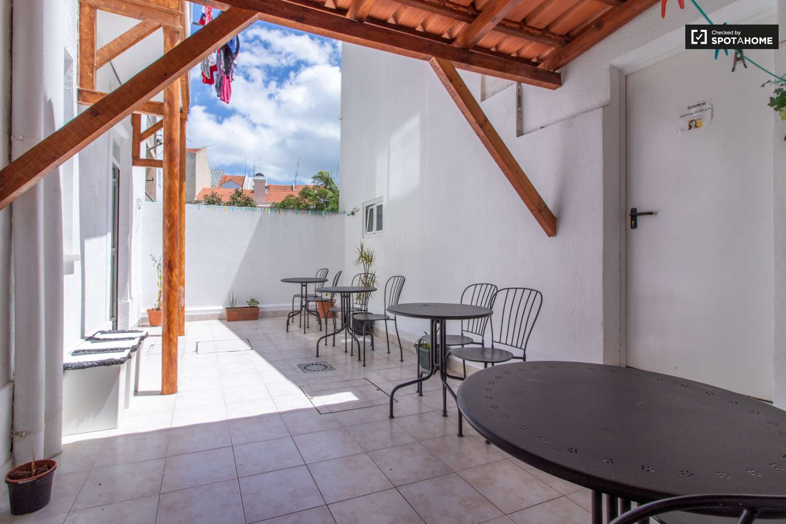 Double bed in Spacious rooms for rent in 6-bedroom apartment in Arroios