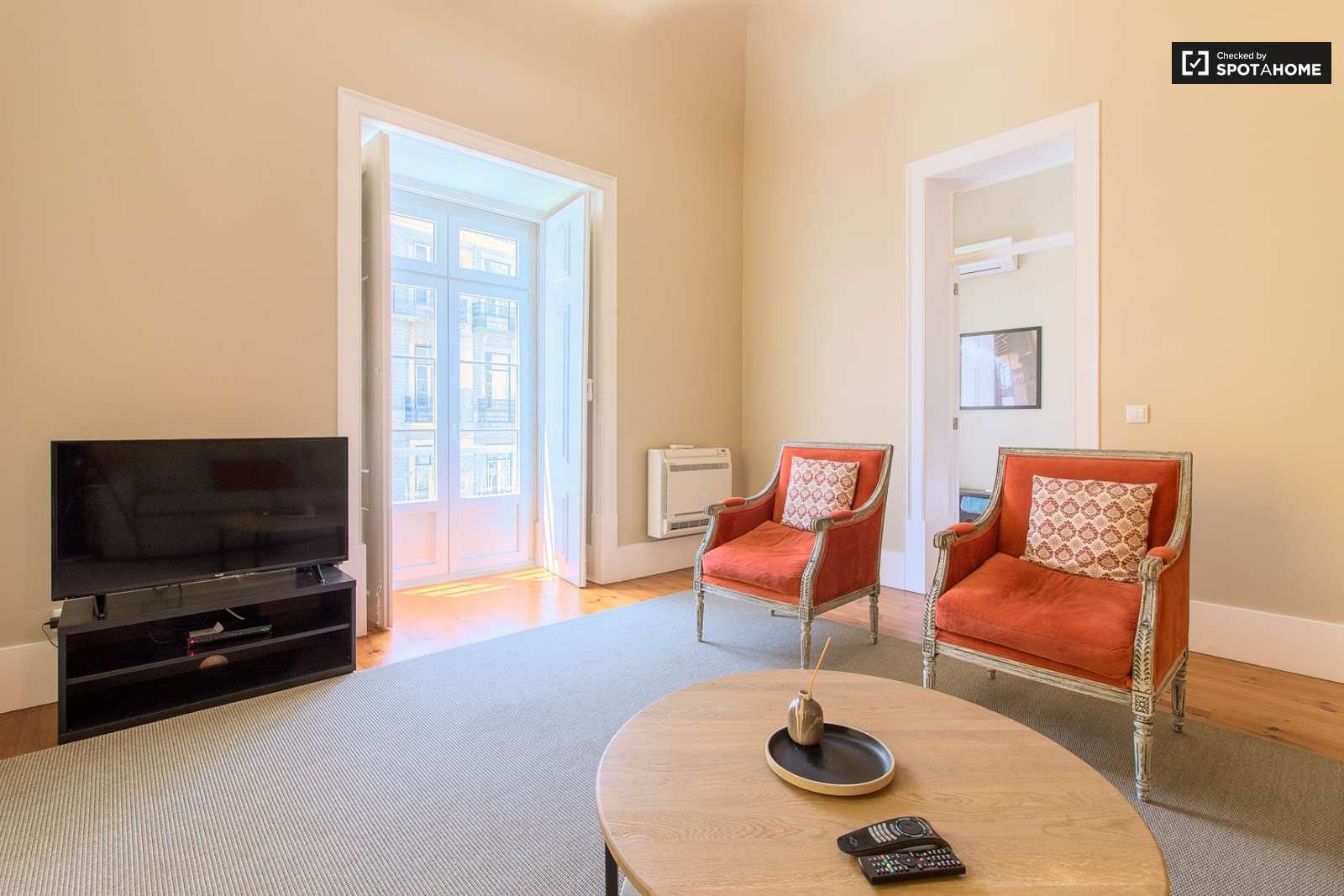 Sleek 2-bedroom apartment with balconies and AC for rent in Cais do Sodré