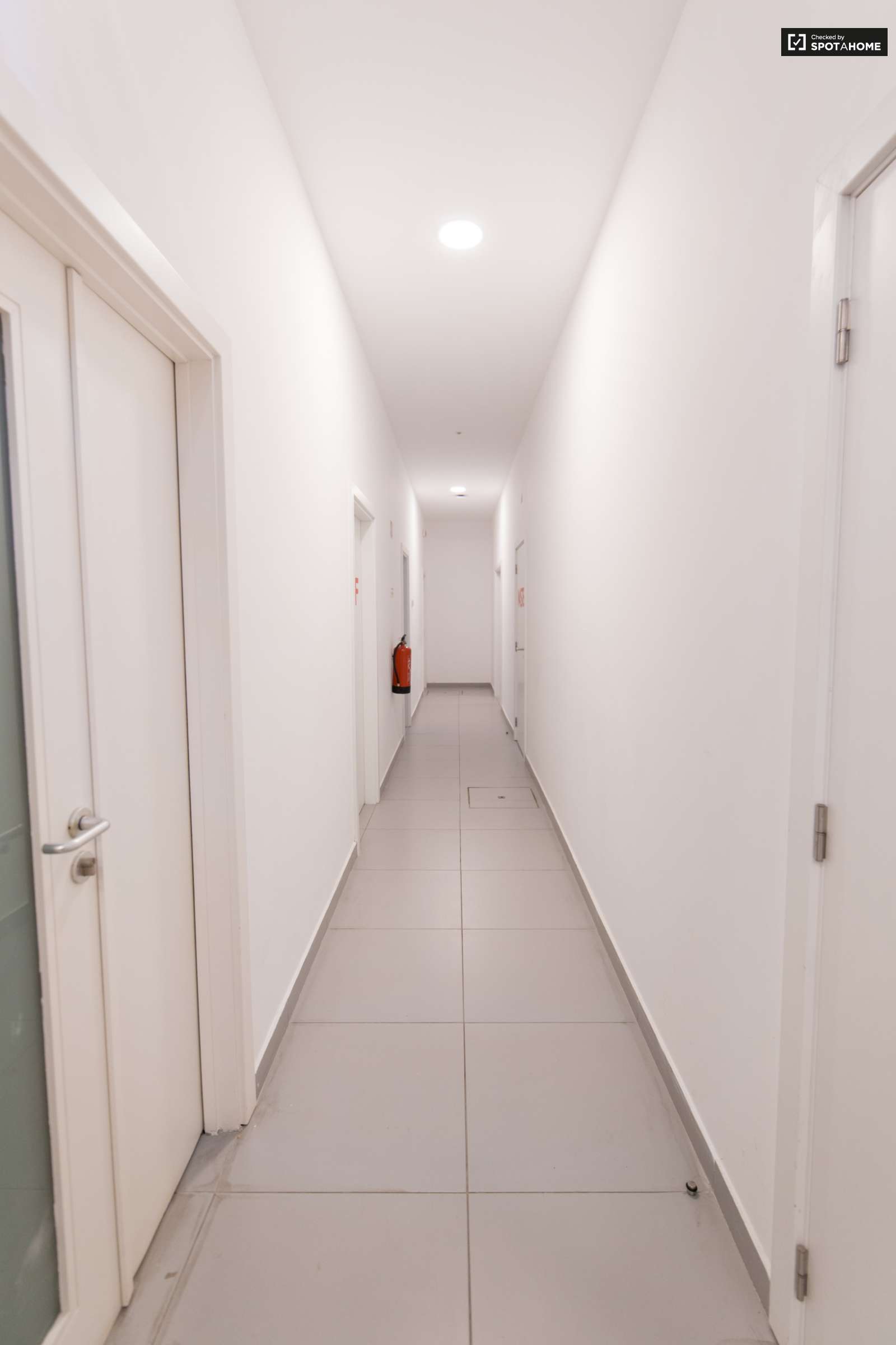 Double bed in En-suite rooms for rent in large residence in Alvalade