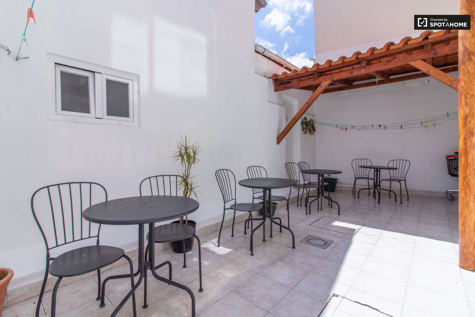 Double bed in Spacious rooms for rent in 6-bedroom apartment in Arroios