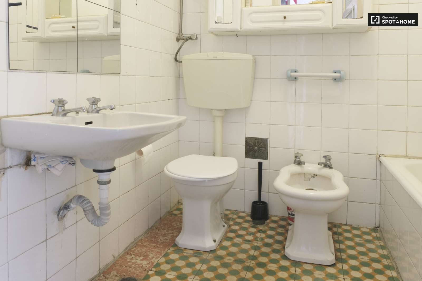 Double bed in Rooms for rent in sunny 4-bedroom apartment in Penha de França