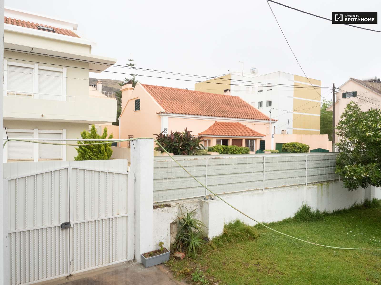 Double bed in Rooms to rent in spacious 6-bedroom house in Caparica, Lisbon