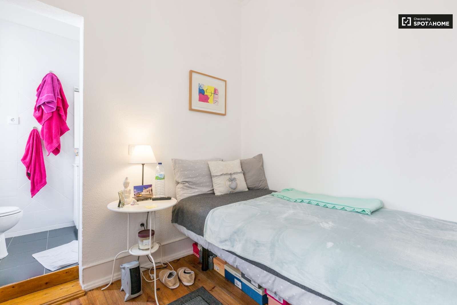 Double bed in Rooms for rent in beautiful 6-bedroom apartment near Roma-Areeiro train station