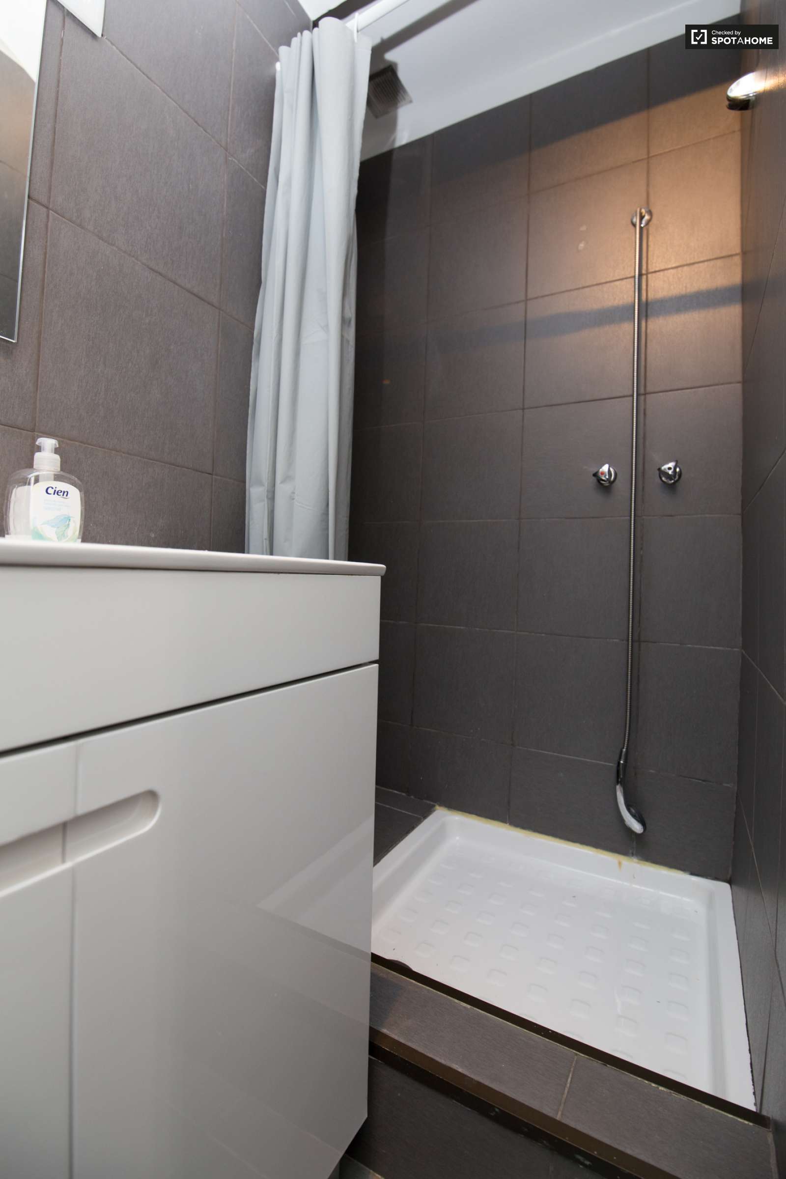 Single Bed in Rooms for rent in 6-bedroom apartment in Alcântara