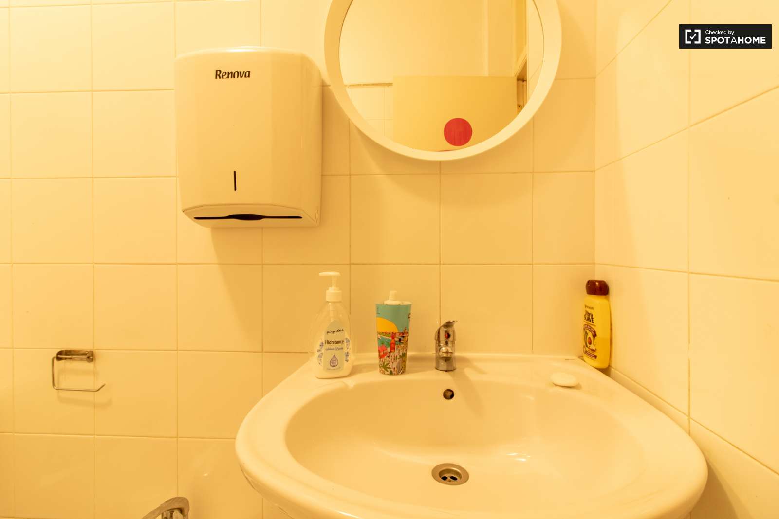 Double bed in Spacious rooms for rent in 6-bedroom apartment in Arroios