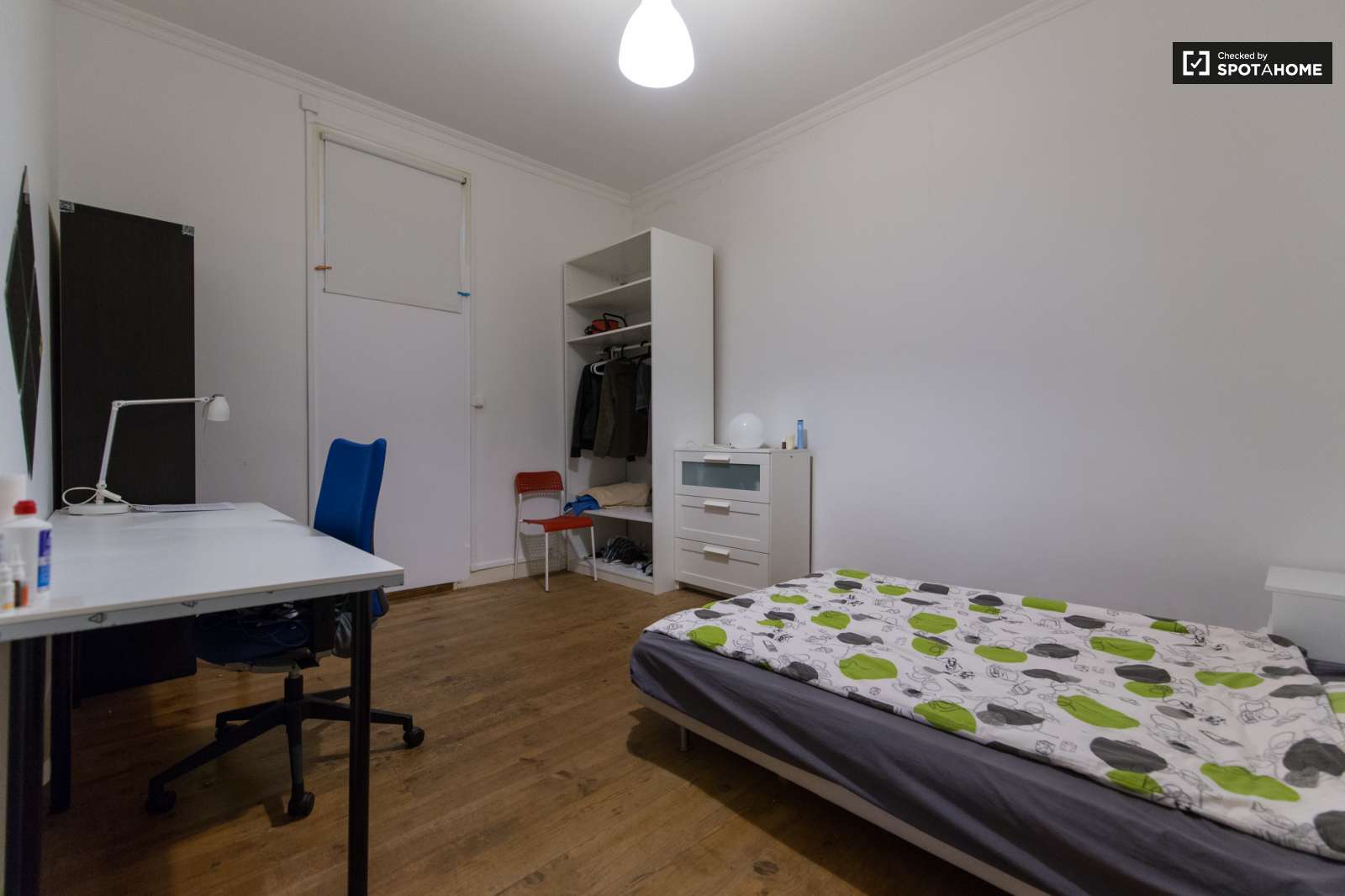 Double bed in Rooms for rent in modern 7-bedroom apartment in Avenidas Novas