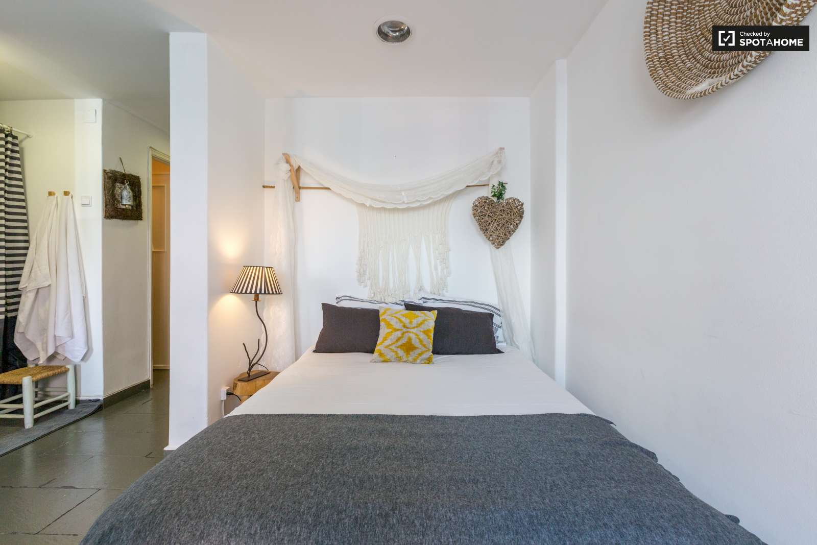 Beauty and Sunny Apartment For Rent In Lisbon