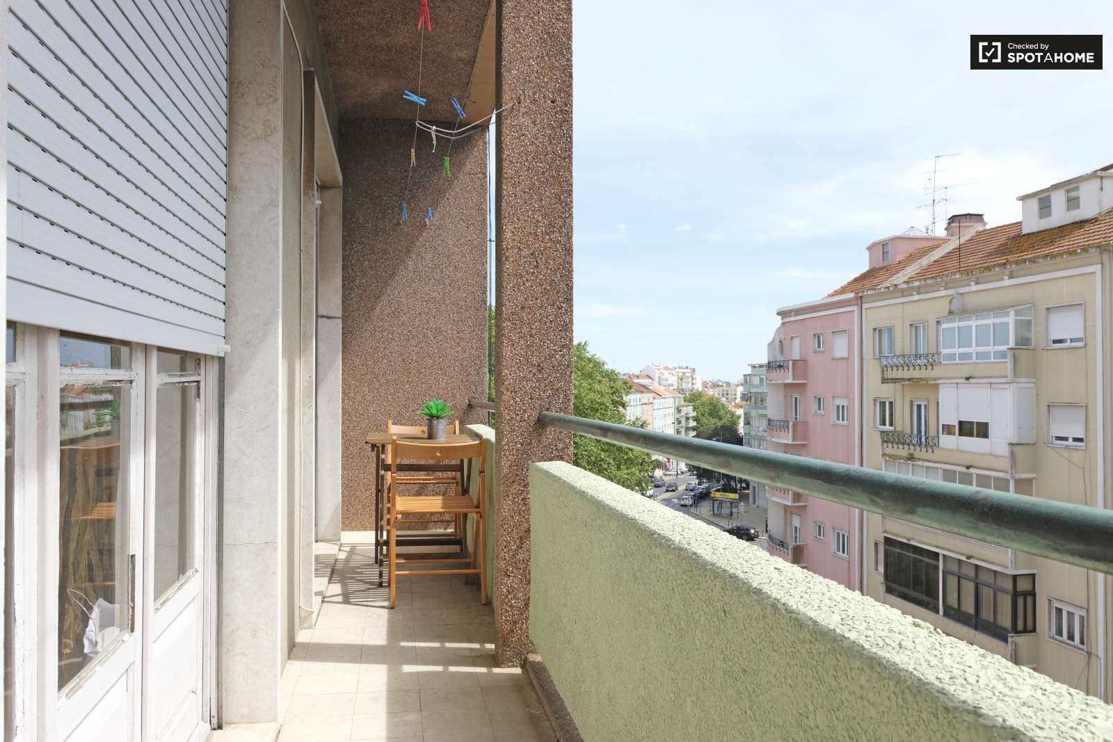 Double bed in Rooms for rent in sunny 4-bedroom apartment in Penha de França