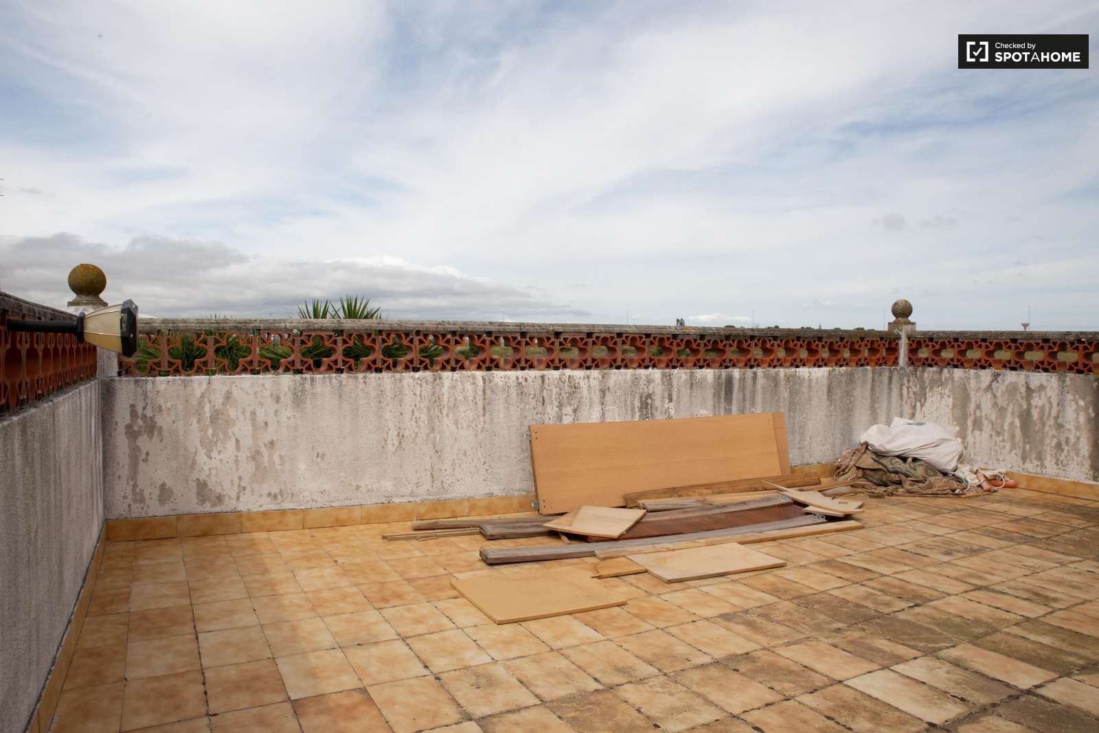 Double bed in Spacious rooms for rent in 5-bedroom house in Sao Domingos de Rana