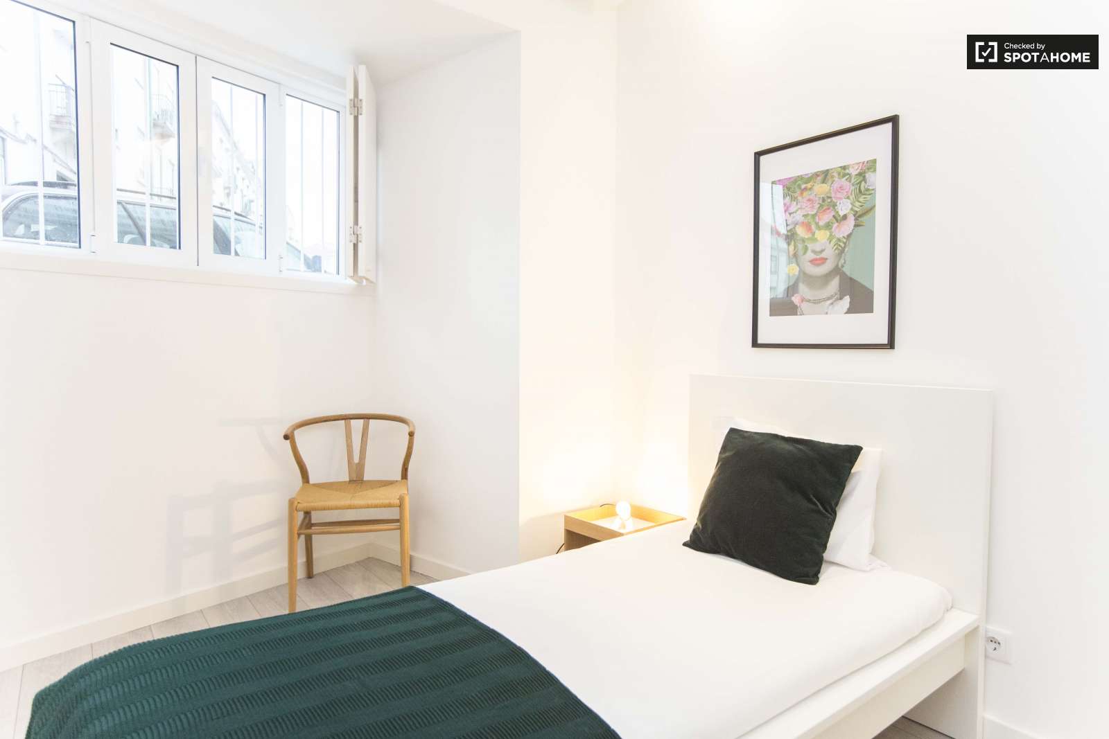 Chic 3-bedroom apartment for rent close to Feira da Ladra in Penha de França