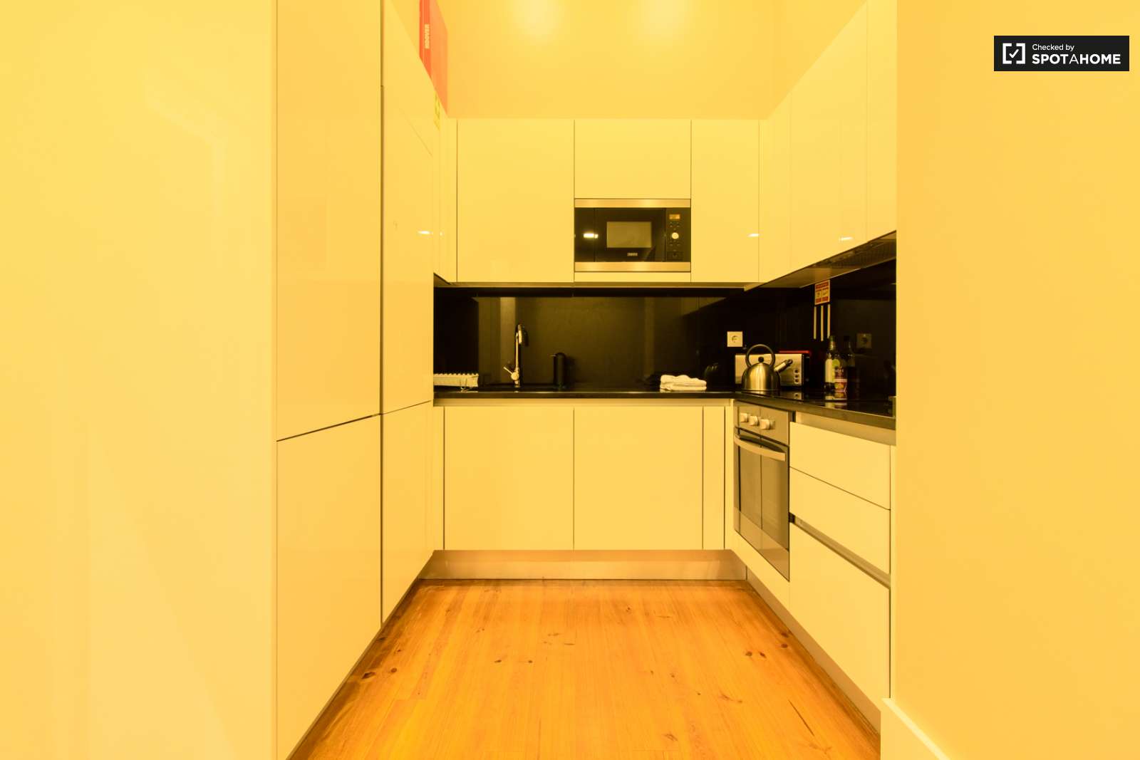 Sleek 2-bedroom apartment with balconies and AC for rent in Cais do Sodré