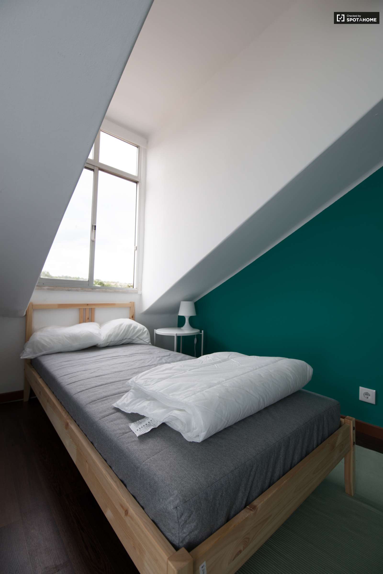 Single Bed in Rooms for rent in 6-bedroom apartment in Alcântara