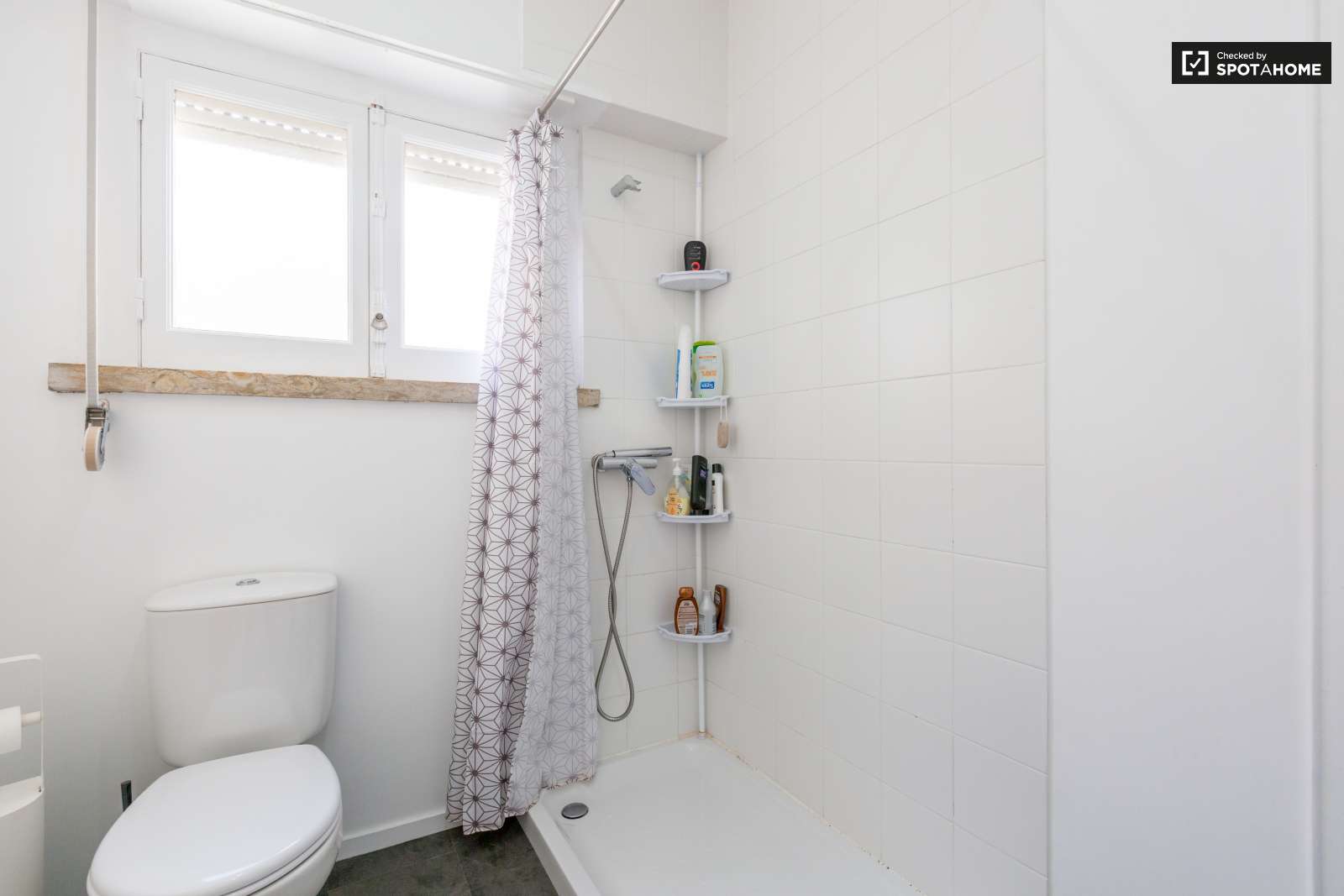 ROOM NEXT TO THE BEACH, CAPARICA, LISBON