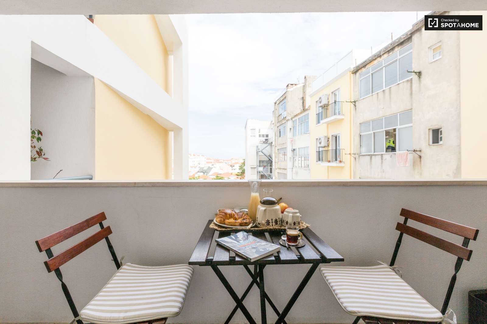 Delightful 1-bedroom apartment with parking garage for rent in Graça e São Vicente