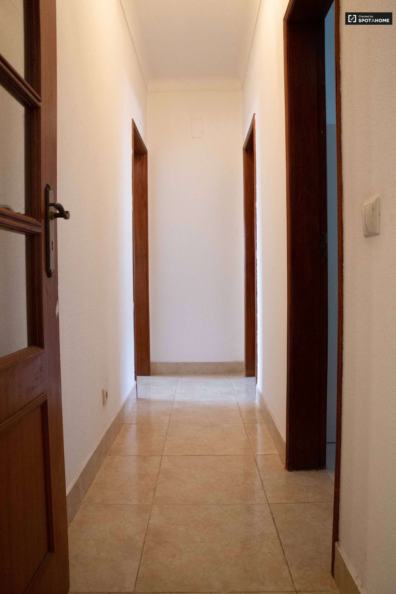 Double bed in Spacious rooms for rent in 5-bedroom house in Sao Domingos de Rana