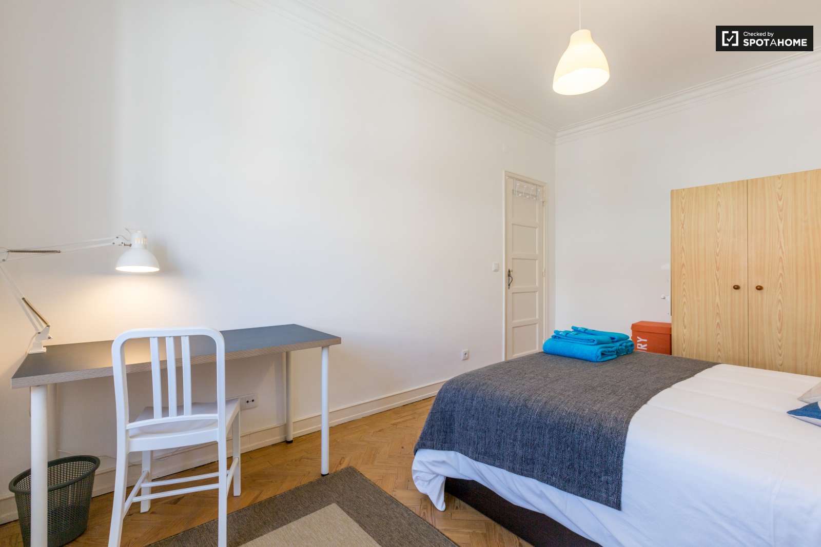 Quarto Sotão bonito para alugar em apartamento de 3 quartos no badalado Bairro Alto