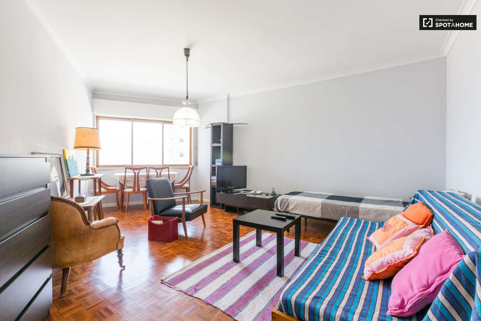 Single Bed in Room for rent in bright 2-bedroom apartment in São Jõao